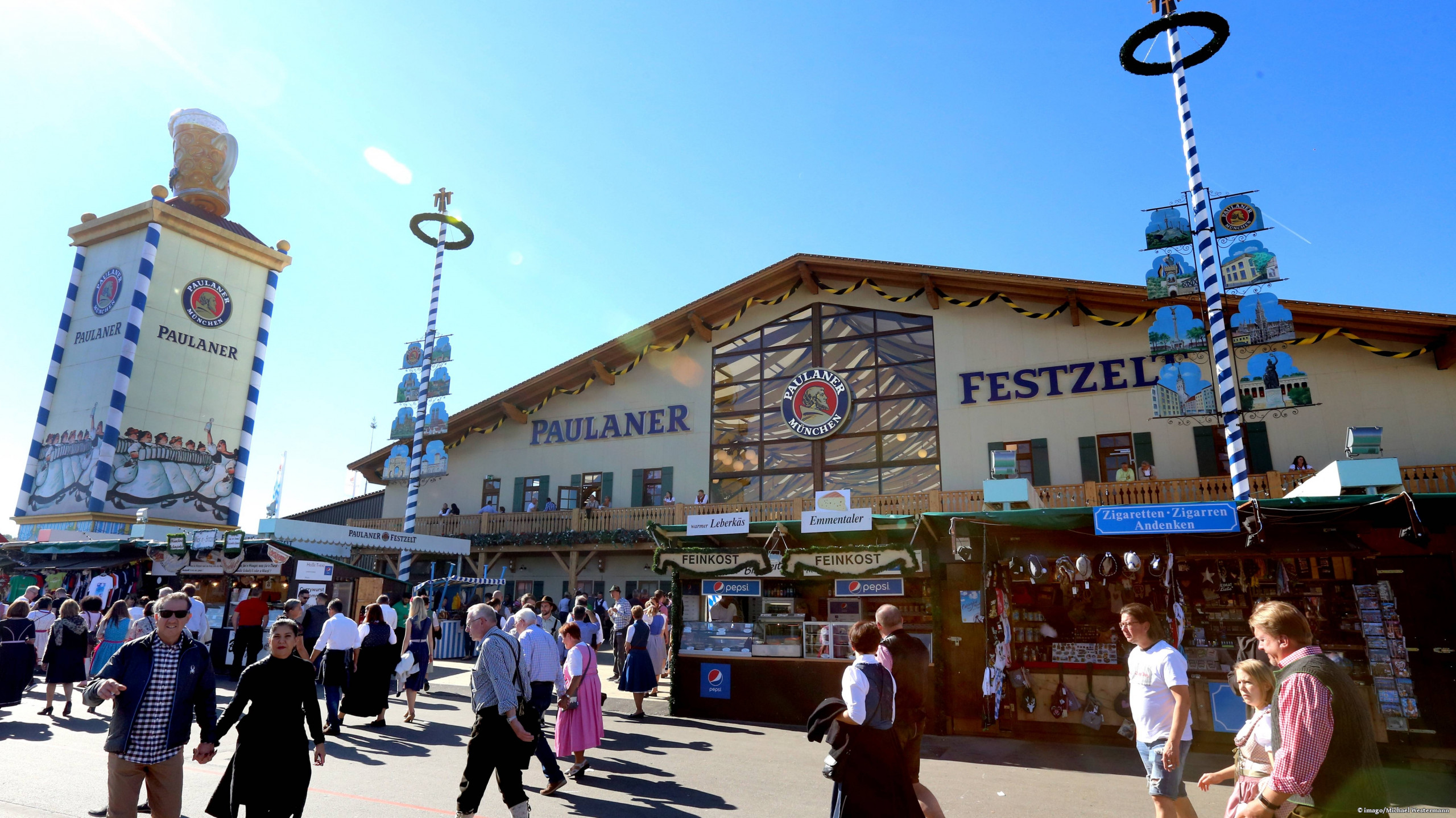 Frontansicht Paulaner Festzelt auf dem Oktoberfest in München.