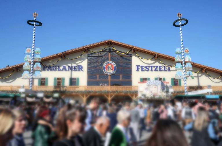 Frontansicht vom Paulaner Festzelt auf dem Münchner Oktoberfest.