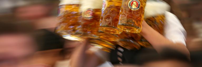 Bedienung im Paulaner Festzelt mit Maßkrüge Oktoberfestbier Bedienung im Paulaner Festzelt mit Maßkrüge Oktoberfestbier